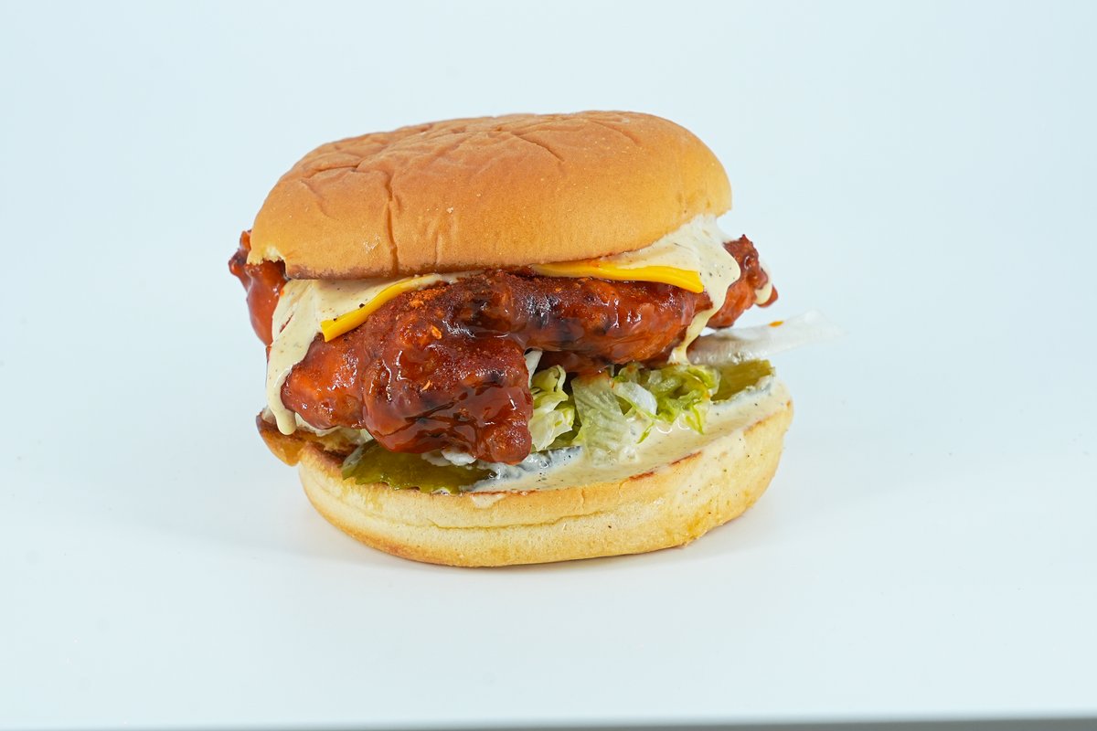 Blazing Hot Chicken – mit hausgemachter Soße, eingelegten Pickles, frischem Eisber...
