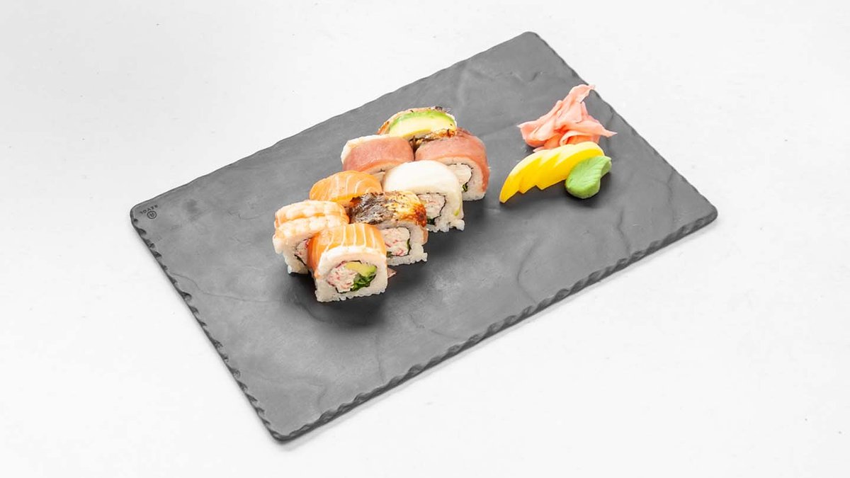 Maguro roll 8 ks – In: Tuna, avocado, cucumber, cheese, surimi
Out: Tuna, snow...