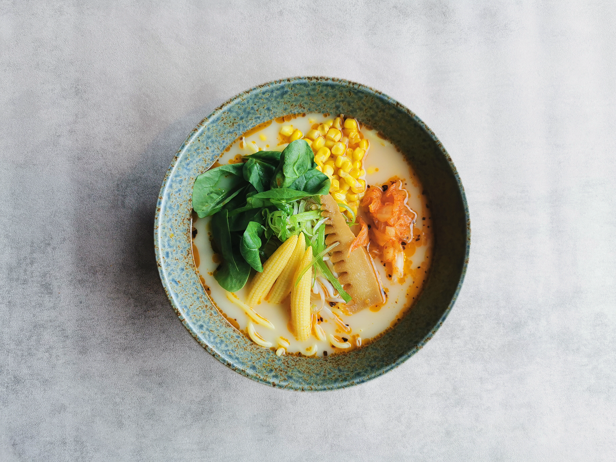 6. Vegan kimchi ramen (halal) (V, VG) – Veggie suppe / kimchi / forårsløg / bønnespirer / soya bambu...