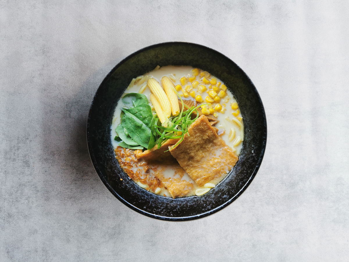 7. Vegan tofu ramen (halal) (V, VG) – Soja suppe / soyamarineret tofu / forårsløg / bønnespirer /...