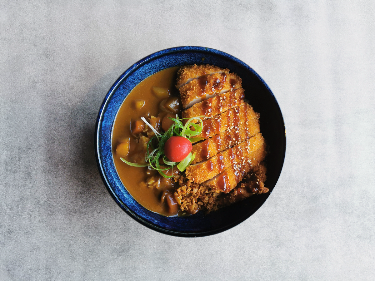 8. Torikatsu Karry – Kylling katsu / hjemmelavet karry sovs / ristede løg / ris