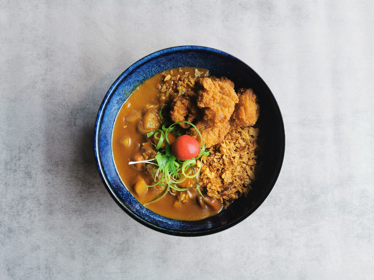 9. Karaage karry – Kylling karaage / hjemmelavet karry sovs / ristede løg / ris