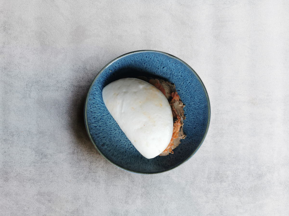 16. Cha-Shu Bao – Tonkotsu cha-shu, bønnespirer, gomadressing og kimchi i en d...