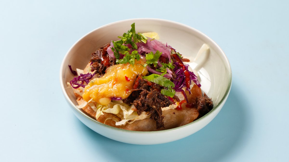 Beef Tostada – Fritert hvete tortilla toppet med maisstuing, pulled beef, b...