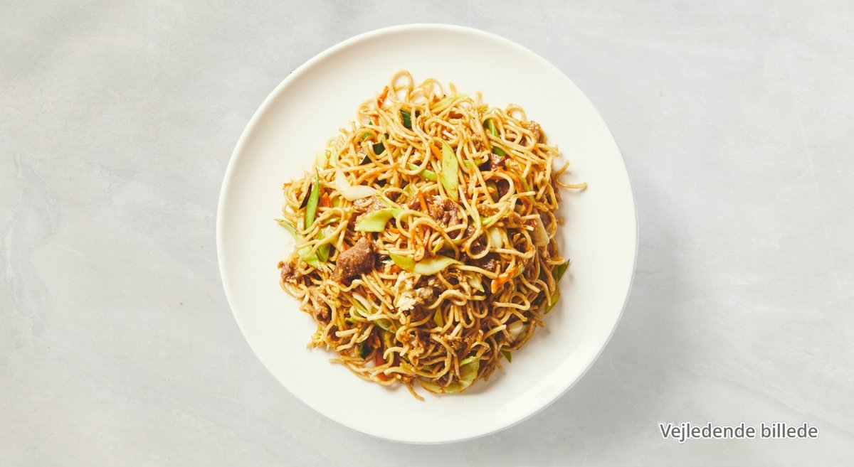 Pad Bamee Neid – Stegte nudler med oksekød og grøntsager.