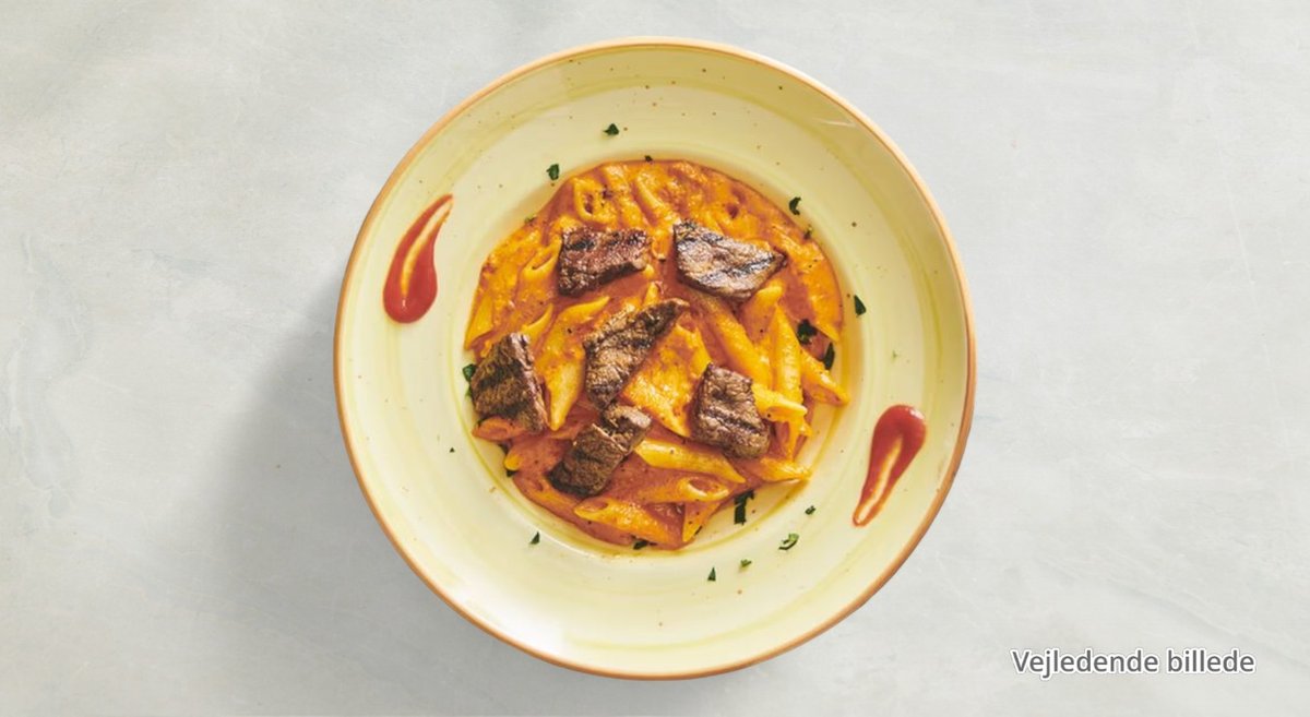 Penne Rigate – Penne vendt i fløde- og tomatsauce med kødstrimler, champign...