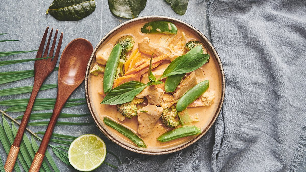 Red Curry (lidt stærk) – Kokosmælk krydret med rød karry, sukker ærter, gulerod, broc...