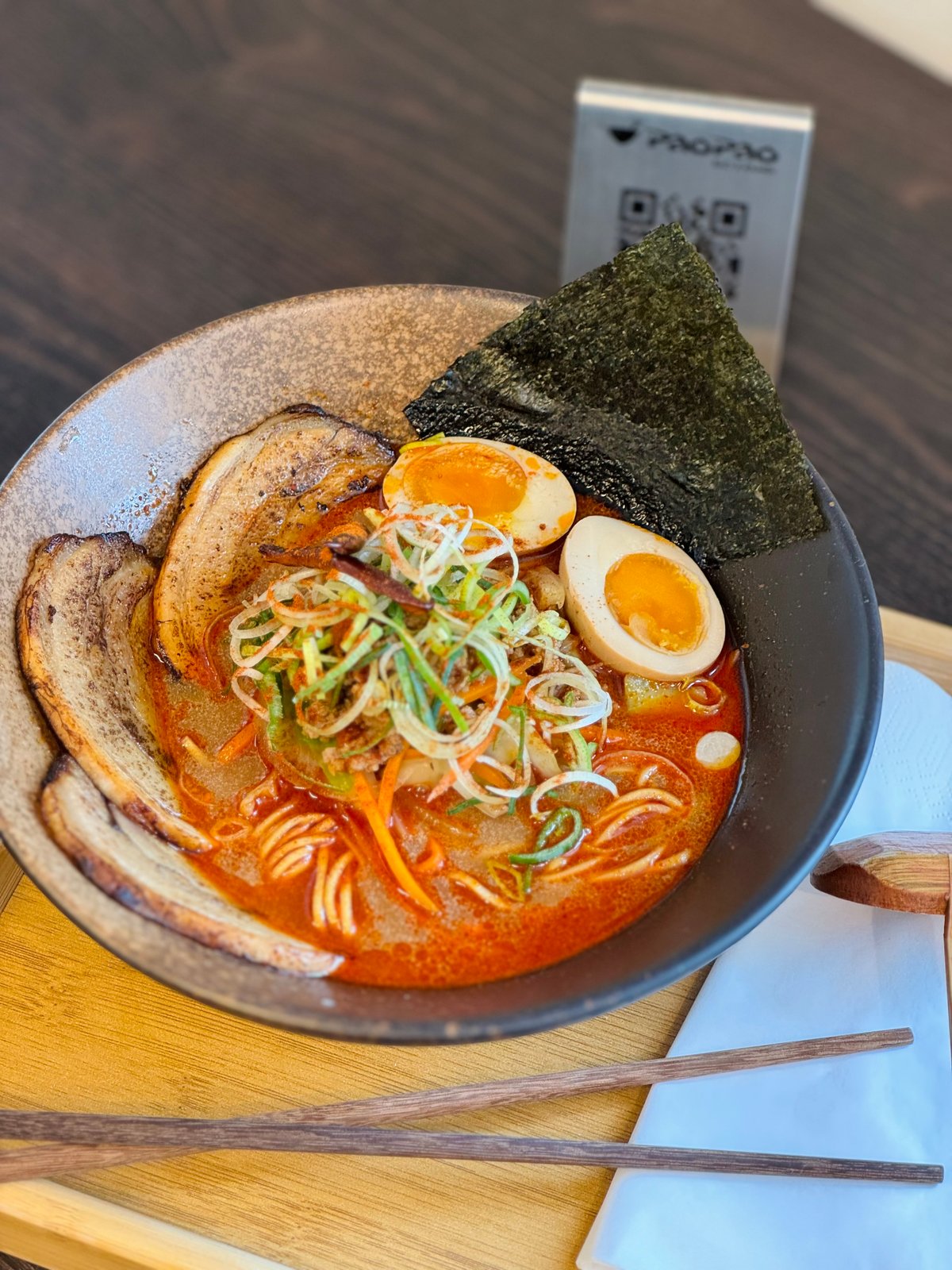 Tonkotsu Miso Spicy Ramen – En rik hjemmelaget suppe basert på svin.
Hjemmelagde nudler,...