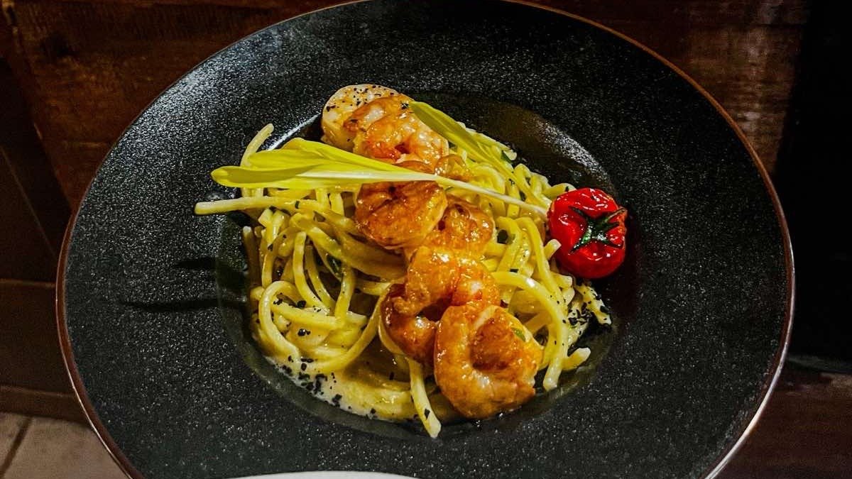 Spaghetti aglio olio com gamberi – gamberini rákok olívaolajon fokhagymával pirítva spagetti té...
