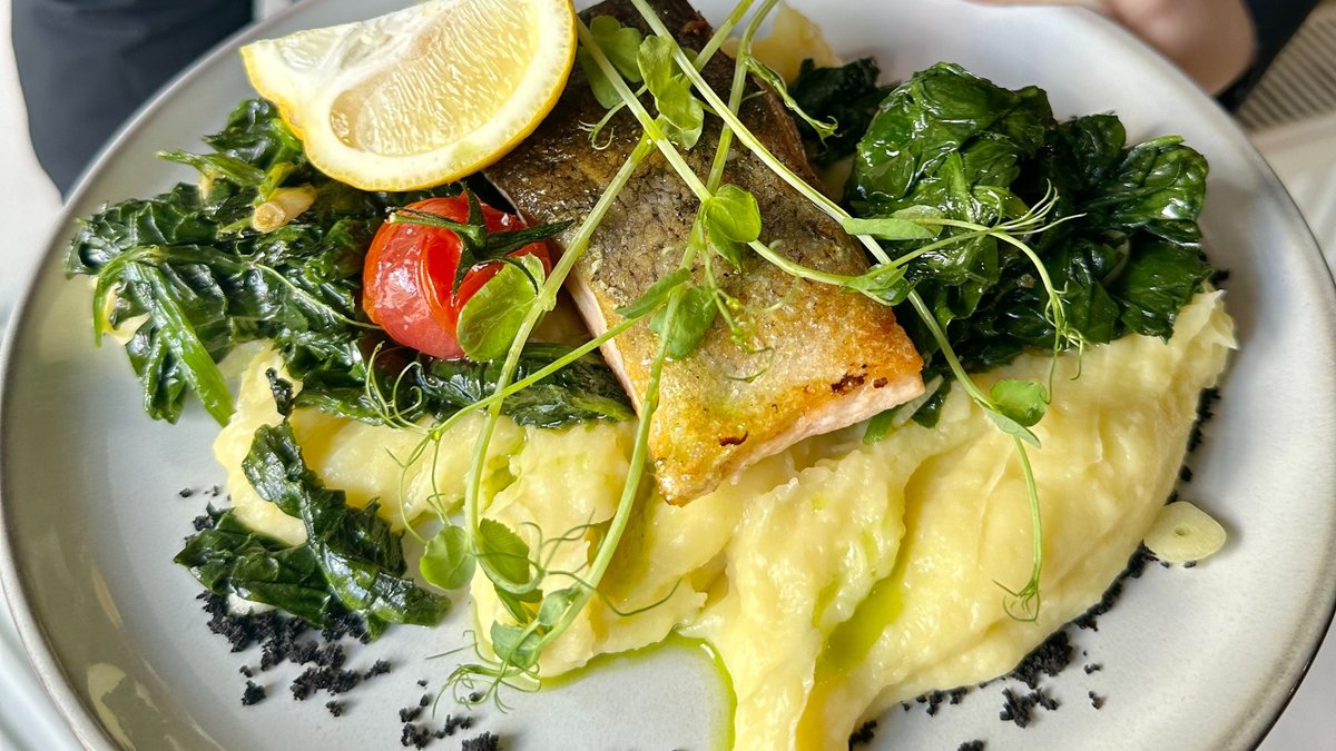 Grillezett lazac szelet burgonyapürével, spenóttal
