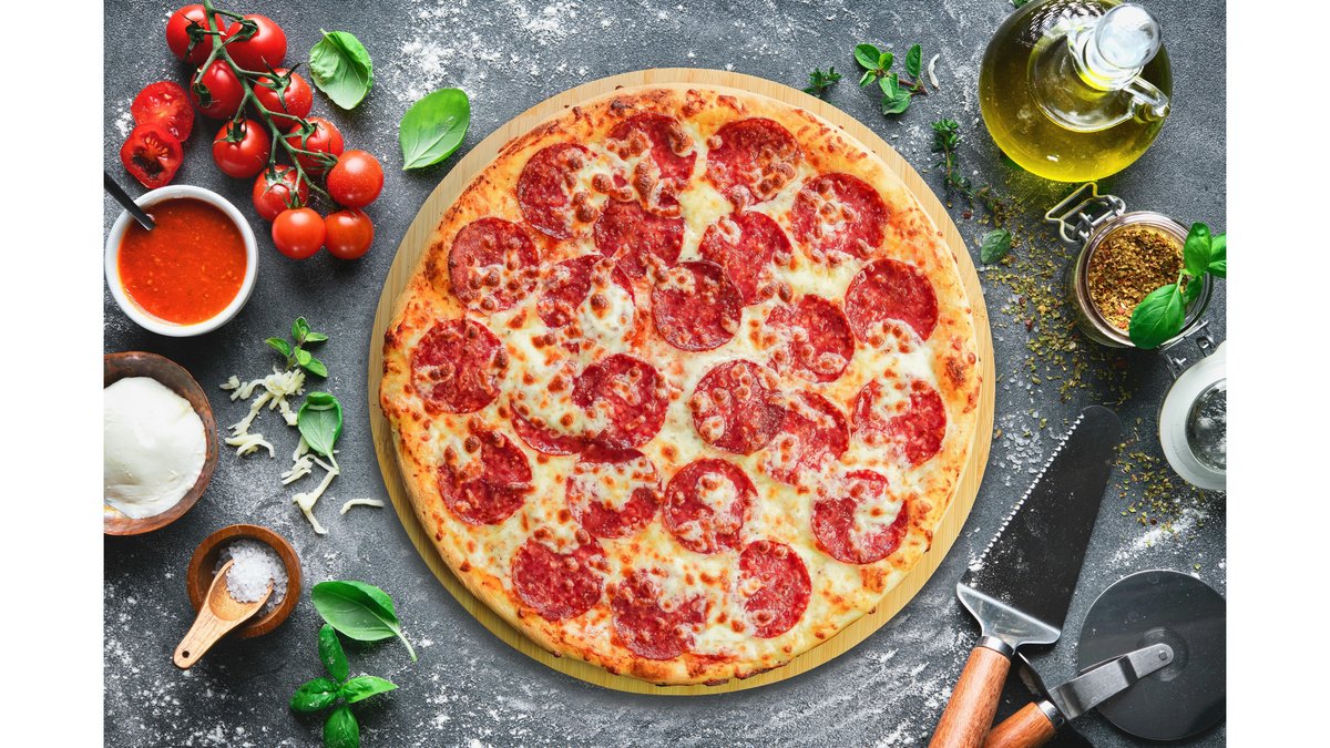 Pizza Salami Picant Party 60x40 cm – Blat, sos de roșii, salam picant, mozzarella