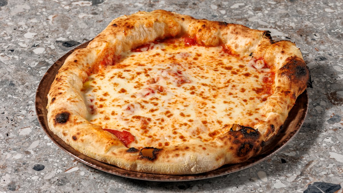 Πίτσα Ζαμπόν-Κασερί – Σάλτσα san marzano, μοτσαρέλα και ζαμπόν μπούτι