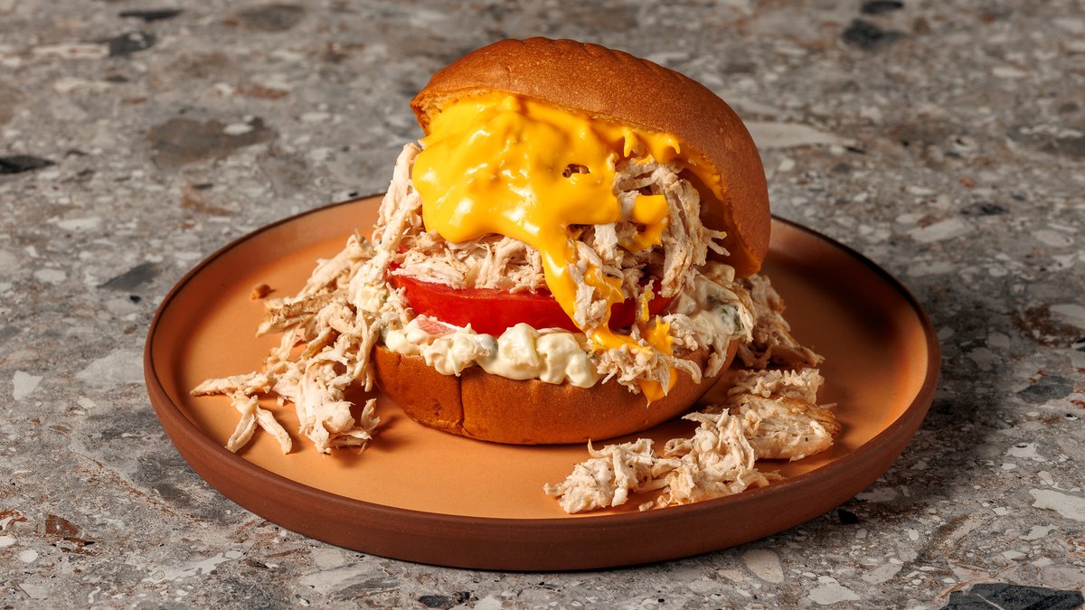 Chicken Russian Burger – Ψωμάκι brioche με μαδημένο στήθος κοτόπουλο μαγειρεμένο sou...