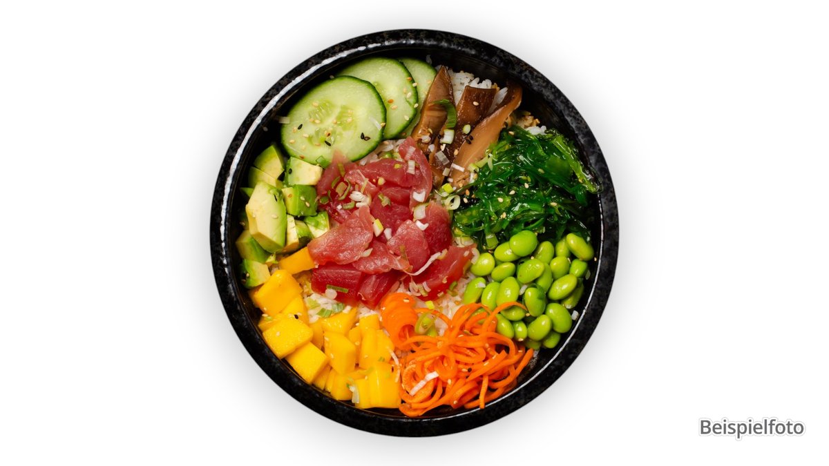 Poke Tuna – mit frischem Thunfischfilet, Salat, Gurkensalat und Wasabicr...