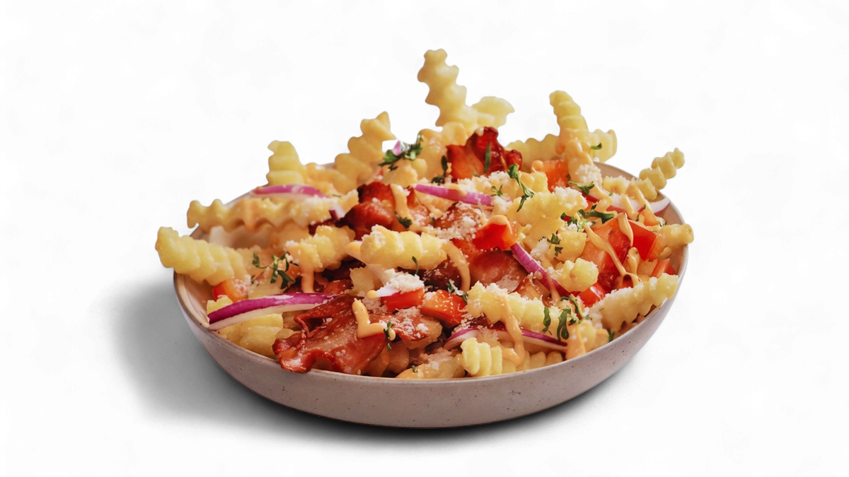 Loaded fries med valgfri topping og liten drikke – laget med en ny variant av fries som heter Zig Zag og blir s...