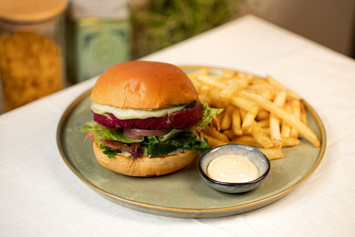 Rødbete burger – Rødbeteburger med syltet rødløk, frisk salat, urtedressing,...
