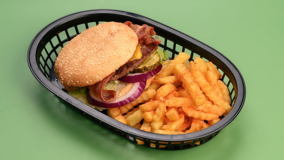 Hamburger Meny – Hamburger med salat. Serveres med pommes frites og valgfri d...