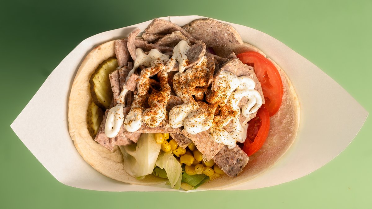 Panda's Döner – Dönerkebab i pitabrød med salat og hvitløksdressing.