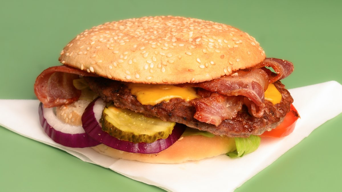 Hamburger – Hamburger med salat og dressing. Velg størrelse.