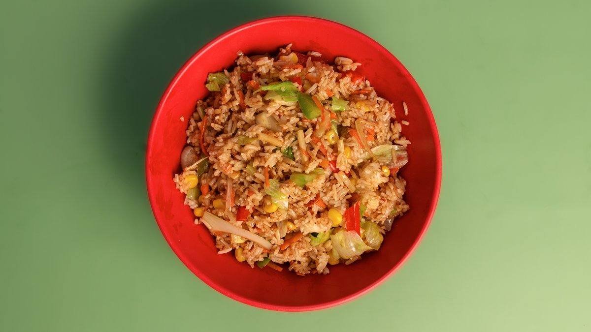 Stekt Ris m/ Skinke – Stekt ris med egg, skinke og bacon.