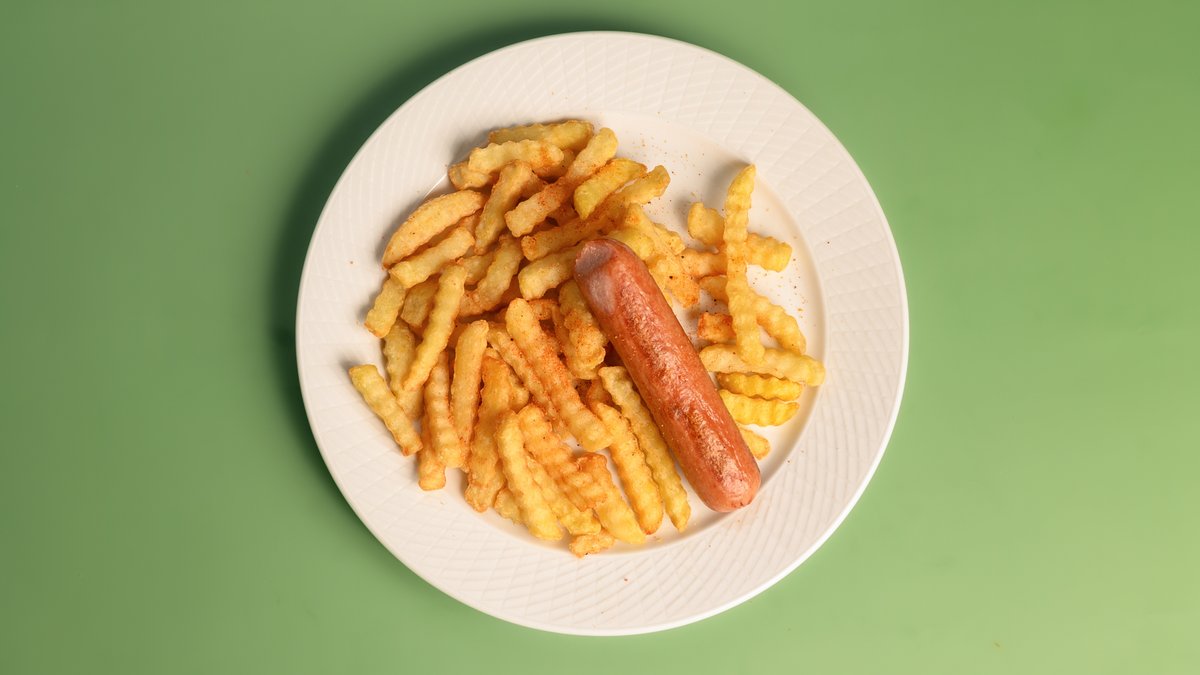 Pølse & Pommes Frites – Grillpølse med pommes frites. Velg mellom liten og stor.